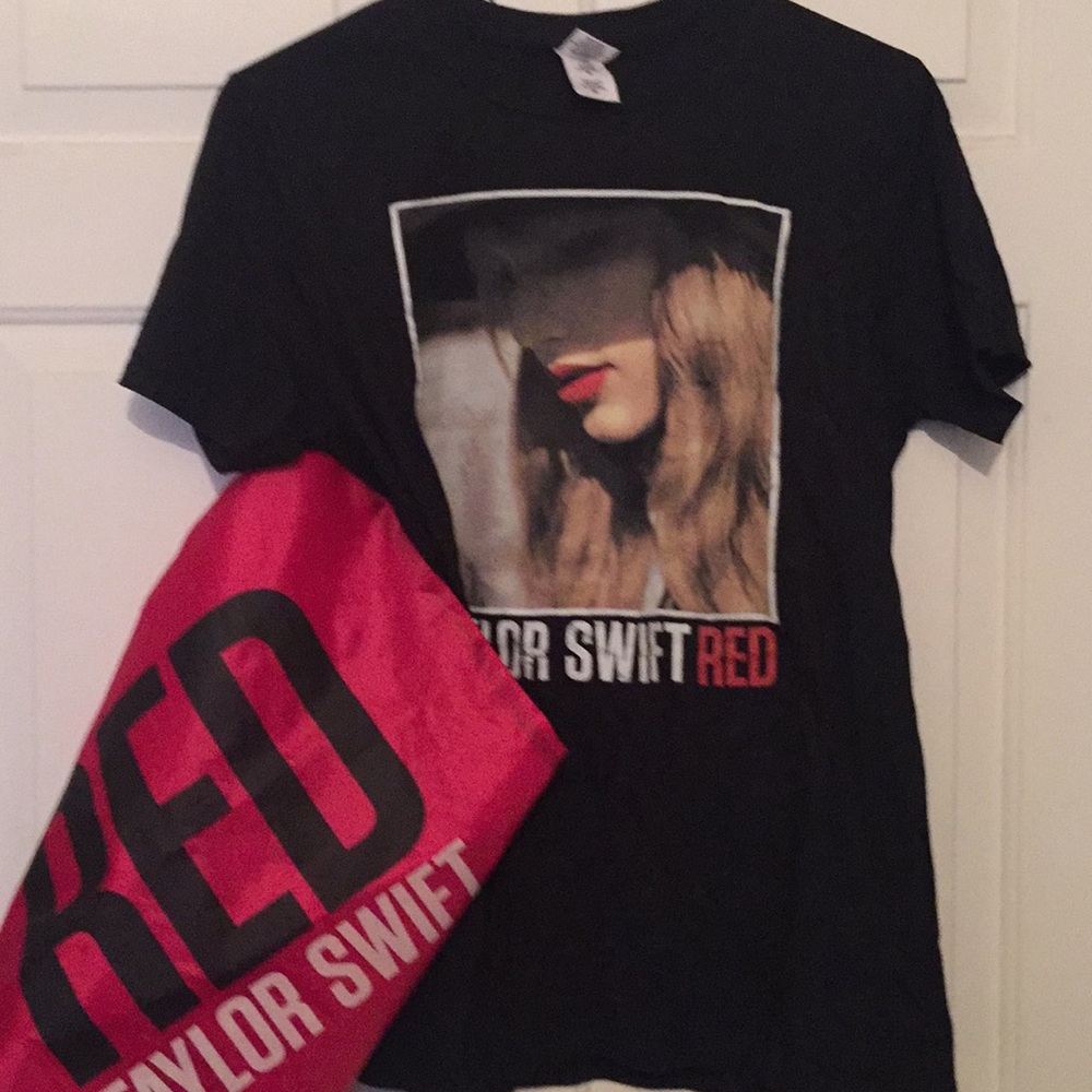 Taylor Swift string bag and T-shirt